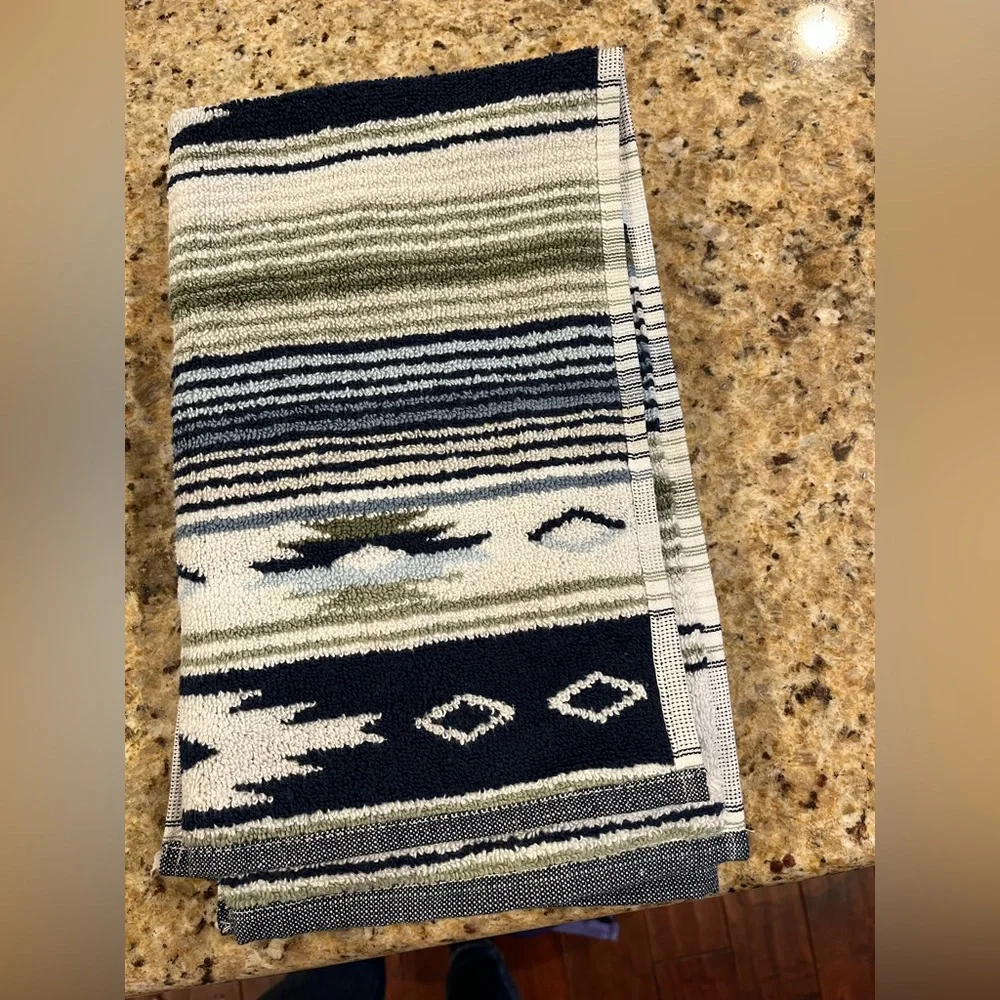 Wrangler Set of 2 bath towels and 2 Hand Towels with Blue and Green Accents